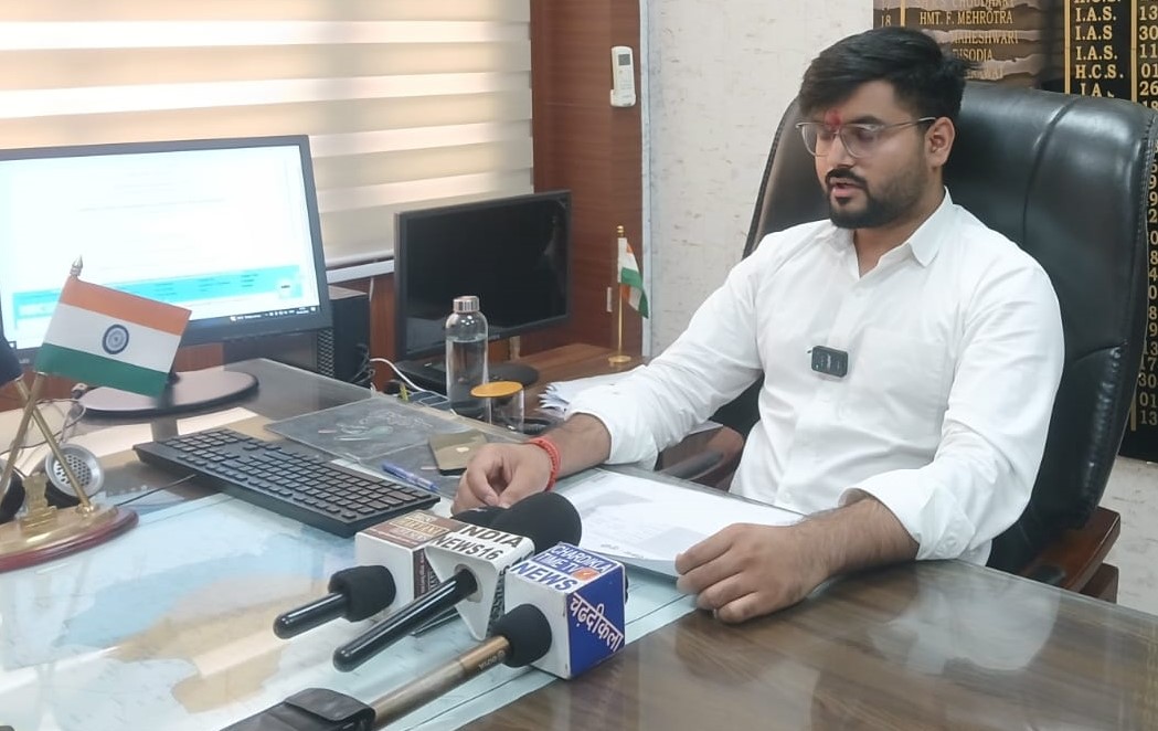 प्रेस वार्ता के दौरान मतदाता सूची पुनरीक्षण अभियान की जानकारी देते निर्वाचन पंजीयन अधिकारी एवं एसडीएम योगेश सैनी।