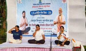 महेंद्रगढ़ योग शिविर में योगासन करते प्रतिभागी
