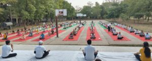 पीकेएसडी कॉलेज कनीना में योग दिवस की फाइनल रिहर्सल के दौरान योगाभ्यास करते प्रतिभागी