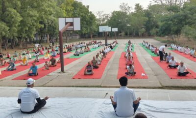 पीकेएसडी कॉलेज कनीना में योग दिवस की फाइनल रिहर्सल के दौरान योगाभ्यास करते प्रतिभागी