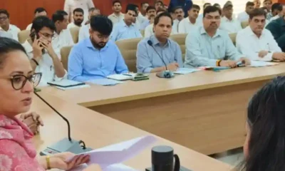 अधिकारियों की बैठक लेतीं स्वास्थ्य मंत्री