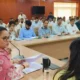 अधिकारियों की बैठक लेतीं स्वास्थ्य मंत्री