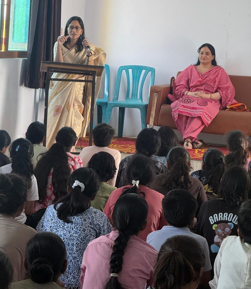वीरांगना शिविर में छात्राओं को स्वास्थ्य और आत्मरक्षा संबंधी जानकारी देतीं डॉ. स्वाति यादव।
