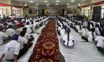 कैथल के राज्य स्तरीय एनएसएस शिविर में स्वयंसेवकों को संबोधित करते अतिथि एवं प्रशिक्षण सत्र में भाग लेते छात्र-छात्राएं।