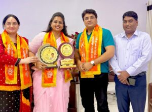 सीमा यादव को मोमेंटो देकर सम्मानित करतीं वंदना यादव।