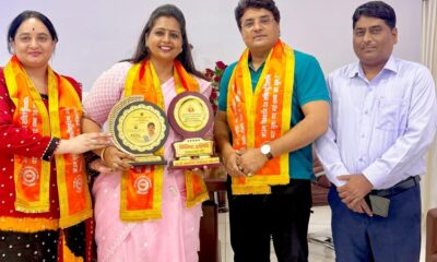 सीमा यादव को मोमेंटो देकर सम्मानित करतीं वंदना यादव।