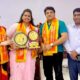 सीमा यादव को मोमेंटो देकर सम्मानित करतीं वंदना यादव।