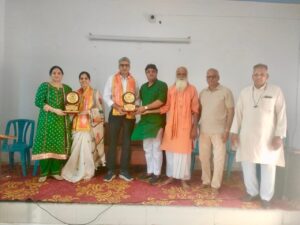 प्राचार्य वंदना यादव अतिथियों का सम्मान करते हुए।