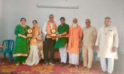 प्राचार्य वंदना यादव अतिथियों का सम्मान करते हुए।