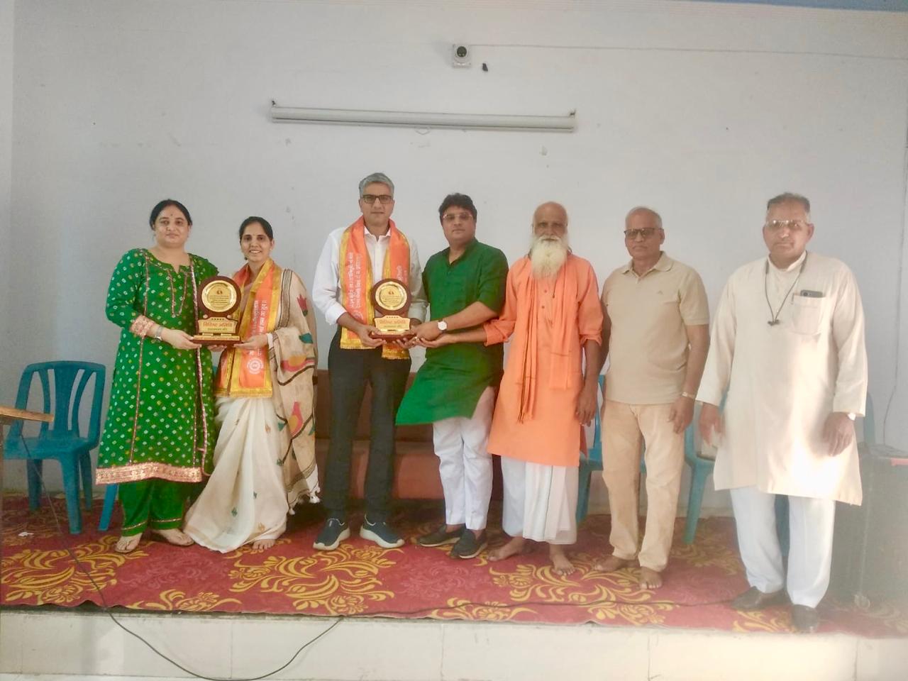प्राचार्य वंदना यादव अतिथियों का सम्मान करते हुए।