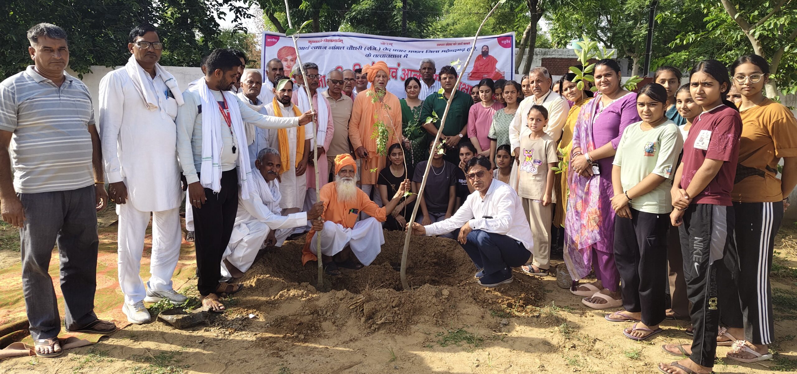 विश्व पर्यावरण दिवस पर आर्य वीरांगना शिविर में त्रिवेणी एवं पौधारोपण करते विद्यासागर आर्य और अन्य गणमान्य लोग।