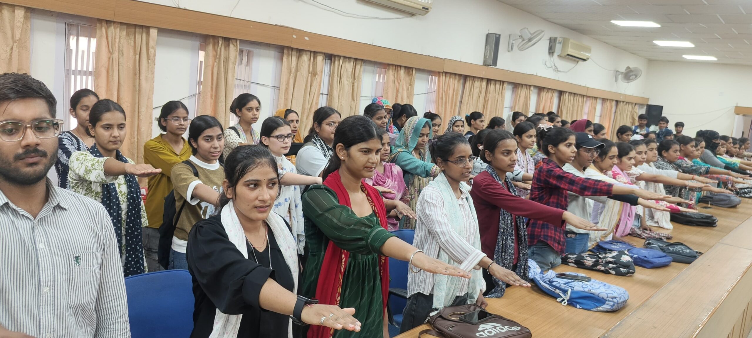 युवाओं को शपथ दिलाते जिला समाज कल्याण अधिकारी अमित शर्मा।