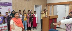 पंचायत भवन में कार्यक्रम में संबोधित करते जिला समाज कल्याण अधिकारी अमित शर्मा।