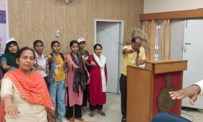 पंचायत भवन में कार्यक्रम में संबोधित करते जिला समाज कल्याण अधिकारी अमित शर्मा।