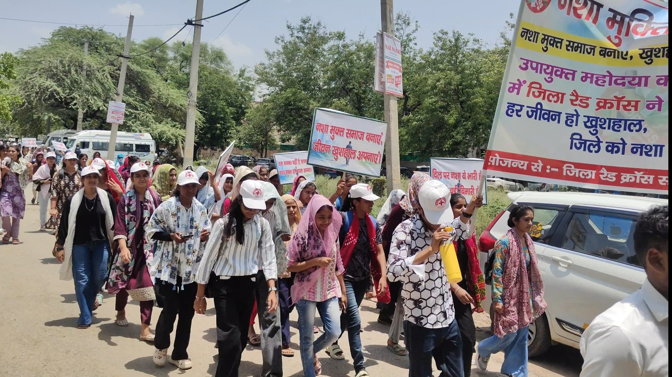 शहर में जागरूकता रैली निकालते युवा।