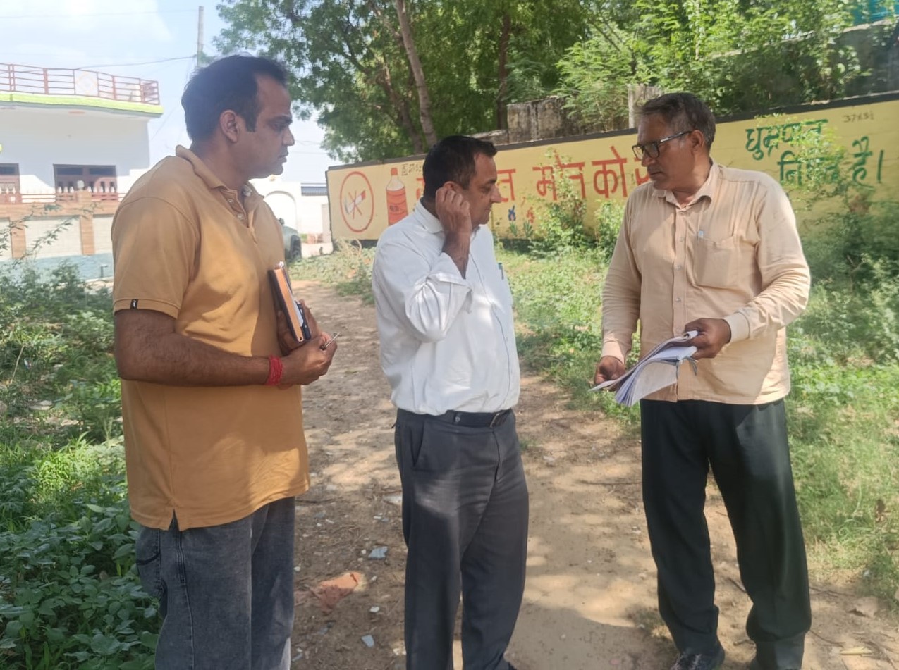नांगल कालिया में एसआईआर कार्य का औचक निरीक्षण कर बीएलओ को निर्देश देते एसडीएम उदय सिंह।