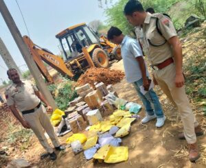 थाना निजामपुर में न्यायालय के आदेशानुसार फैसलाशुदा मुकदमों की केस प्रॉपर्टी का निस्तारण करते हुए पुलिस अधिकारी।
