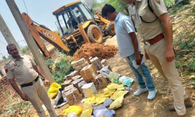 थाना निजामपुर में न्यायालय के आदेशानुसार फैसलाशुदा मुकदमों की केस प्रॉपर्टी का निस्तारण करते हुए पुलिस अधिकारी।