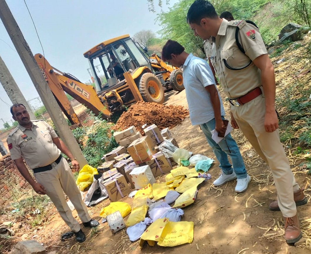 थाना निजामपुर में न्यायालय के आदेशानुसार फैसलाशुदा मुकदमों की केस प्रॉपर्टी का निस्तारण करते हुए पुलिस अधिकारी।
