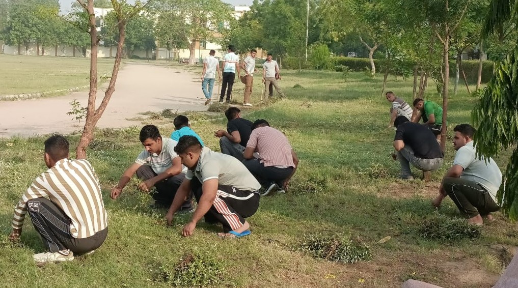 नारनौल पुलिस लाइन में स्वच्छता अभियान के दौरान श्रमदान करते पुलिस जवान।