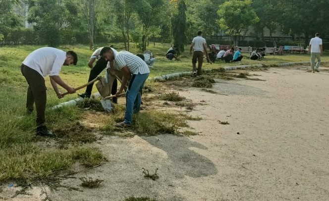 नारनौल पुलिस लाइन में विशेष स्वच्छता अभियान, जवानों ने श्रमदान कर दिया स्वच्छता का संदेश