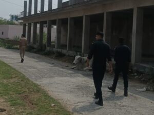 नारनौल में विशेष सर्च अभियान के दौरान संदिग्ध स्थानों की जांच करती पुलिस और कमांडो टीम।