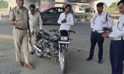 नारनौल में यातायात नियमों की जांच करते हुए पुलिसकर्मी