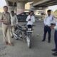 नारनौल में यातायात नियमों की जांच करते हुए पुलिसकर्मी