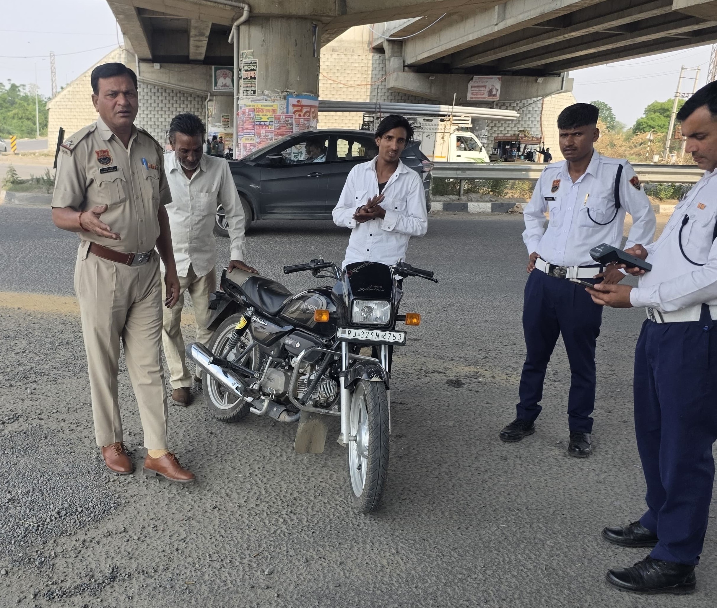 नारनौल में यातायात नियमों की जांच करते हुए पुलिसकर्मी