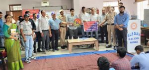 साइबर फ्रॉड से बचाव को लेकर आयोजित जागरूकता कार्यक्रम में मौजूद छात्र-छात्राएं।