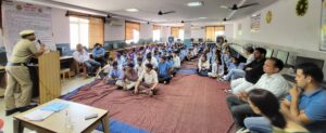 एमएलएस डीएवी स्कूल में विद्यार्थियों को ऑनलाइन सुरक्षा के बारे में जागरूक करते अधिकारी।
