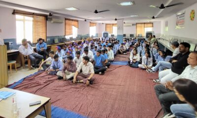 एमएलएस डीएवी स्कूल में विद्यार्थियों को ऑनलाइन सुरक्षा के बारे में जागरूक करते अधिकारी।