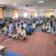 एमएलएस डीएवी स्कूल में विद्यार्थियों को ऑनलाइन सुरक्षा के बारे में जागरूक करते अधिकारी।