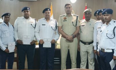 नारनौल में ट्रैफिक पुलिस और होमगार्ड जवानों को सम्मानित करते एसपी दीपक।