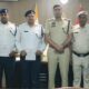 नारनौल में ट्रैफिक पुलिस और होमगार्ड जवानों को सम्मानित करते एसपी दीपक।