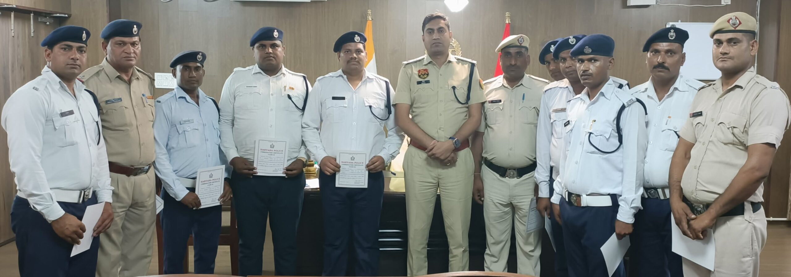 नारनौल में ट्रैफिक पुलिस और होमगार्ड जवानों को सम्मानित करते एसपी दीपक।