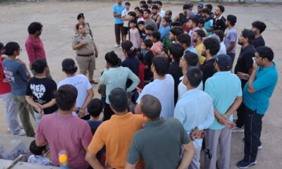 सुभाष स्टेडियम नारनौल में युवाओं को जागरूक करती महिला थाना पुलिस टीम