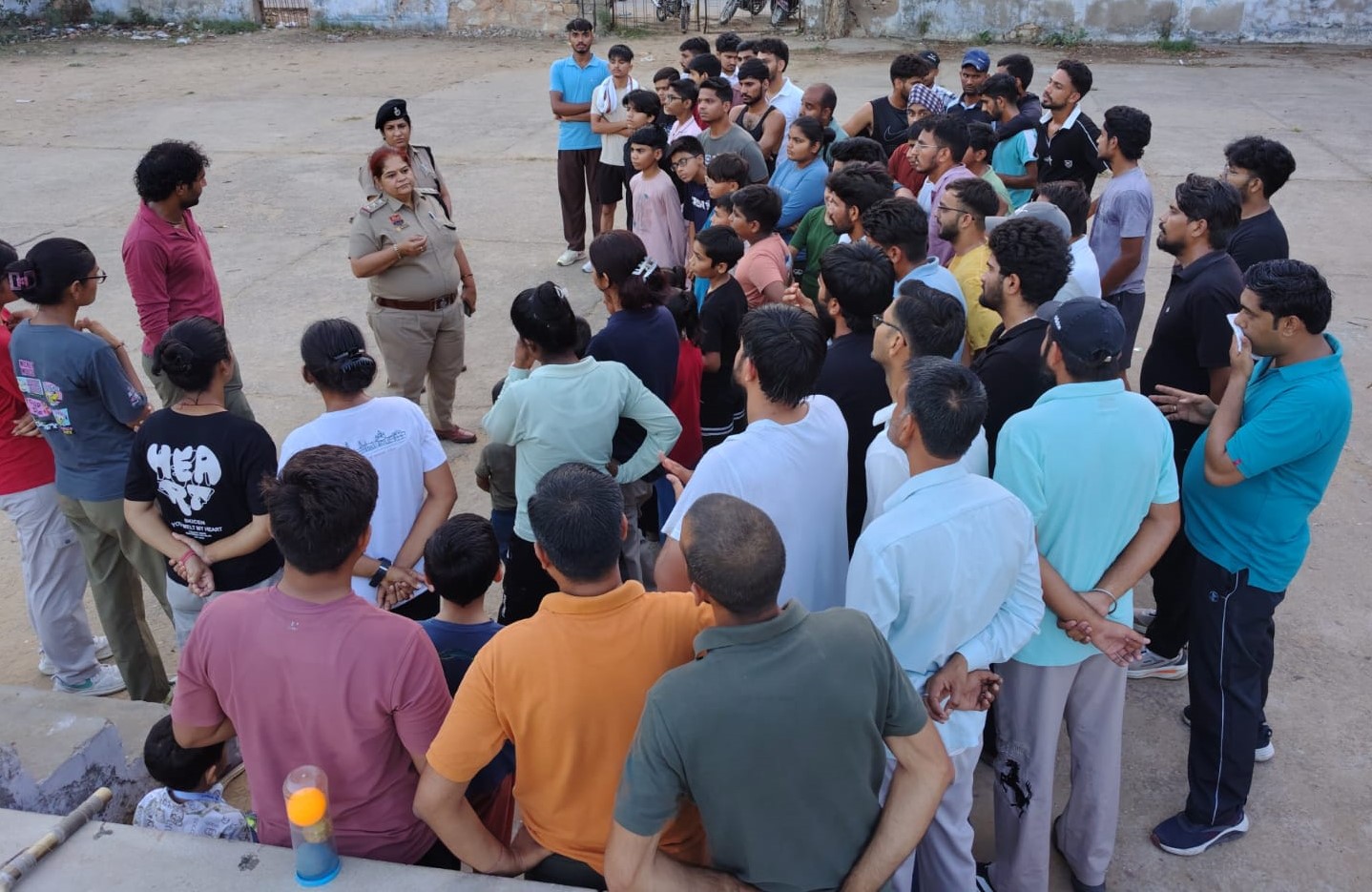 सुभाष स्टेडियम नारनौल में युवाओं को जागरूक करती महिला थाना पुलिस टीम