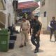 रेलवे स्टेशन पर चेकिंग करती पुलिस व डॉग स्क्वायड टीम।