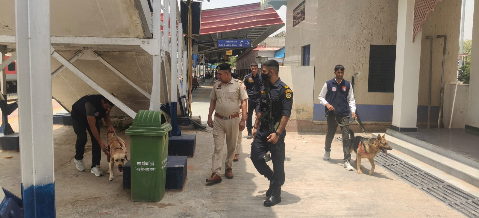 रेलवे स्टेशन पर चेकिंग करती पुलिस व डॉग स्क्वायड टीम।