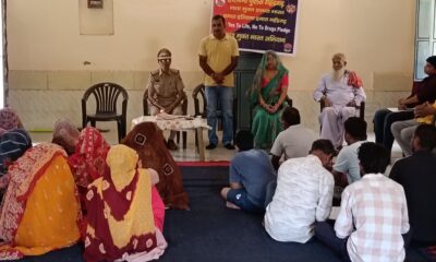 गांव खेड़ी और खोड में आयोजित जागरूकता चौपाल में ग्रामीणों को नशा मुक्ति और नए कानूनों की जानकारी देती पुलिस टीम।