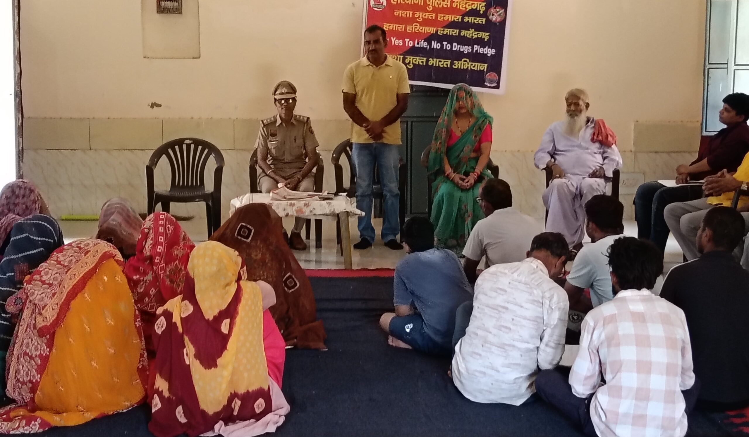 गांव खेड़ी और खोड में आयोजित जागरूकता चौपाल में ग्रामीणों को नशा मुक्ति और नए कानूनों की जानकारी देती पुलिस टीम।