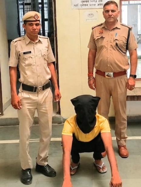 वाहन चोरी के मामले में गिरफ्तार आरोपी।