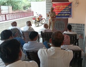नांगल चौधरी के गांवों में जागरूकता अभियान चलाती पुलिस टीम।