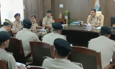 एएसपी, डीएसपी और थाना प्रबंधकों के साथ मीटिंग करते एसपी दीपक।