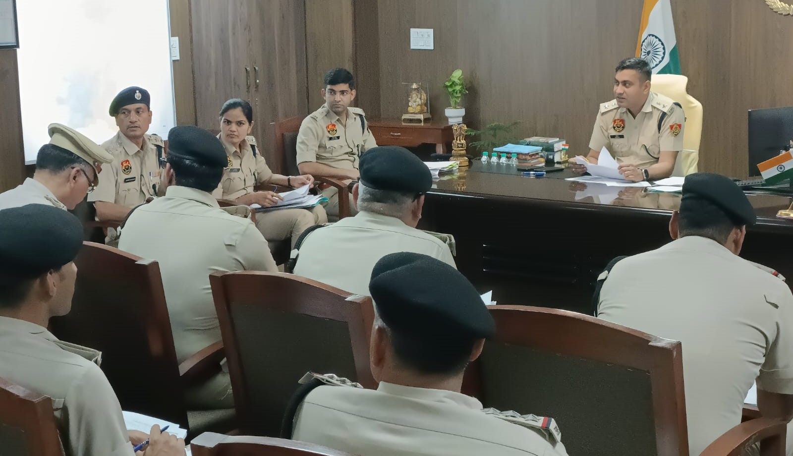 एएसपी, डीएसपी और थाना प्रबंधकों के साथ मीटिंग करते एसपी दीपक।