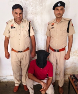 सीआईए महेंद्रगढ़ की टीम द्वारा गिरफ्तार किया गया आरोपी रविन्द्र।