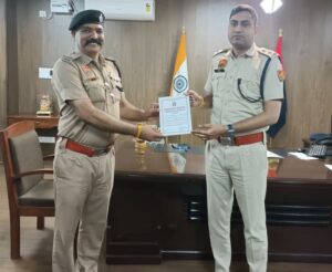 नारनौल में गुमशुदा नाबालिग बच्चों को तलाशने वाले पुलिस कर्मचारियों को सम्मानित करते एसपी दीपक।