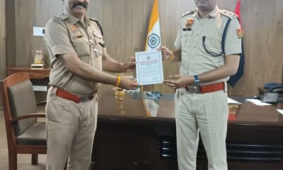नारनौल में गुमशुदा नाबालिग बच्चों को तलाशने वाले पुलिस कर्मचारियों को सम्मानित करते एसपी दीपक।