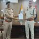 नारनौल में गुमशुदा नाबालिग बच्चों को तलाशने वाले पुलिस कर्मचारियों को सम्मानित करते एसपी दीपक।